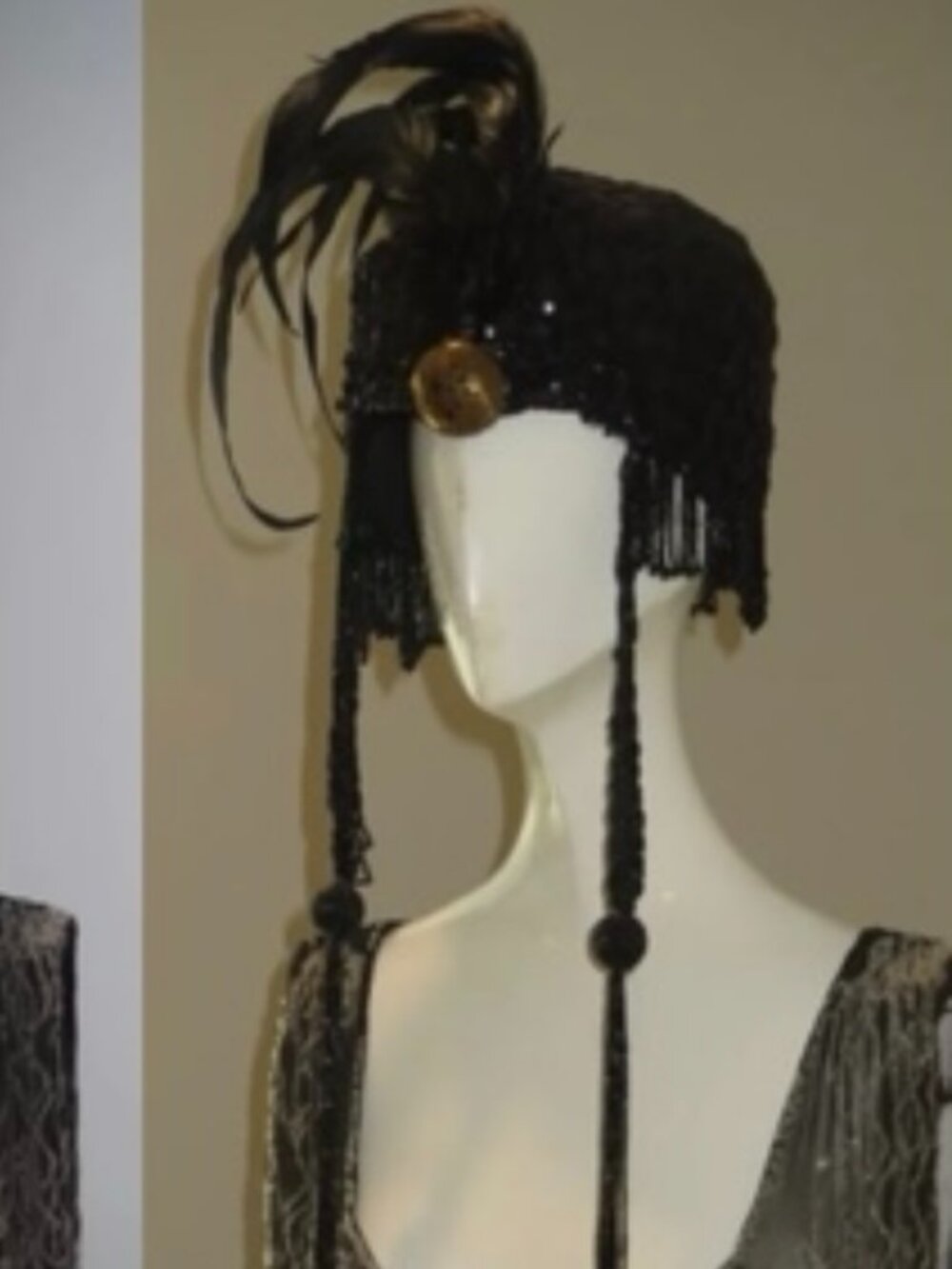 ✨ Authentic 1920s Beaded Flapper Hat with Feathers & Tassels ✨ - Picture 3 of 4